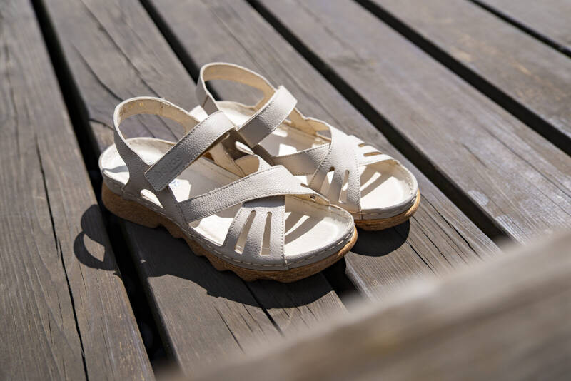 Damen-Ledersandalen mit weißer Sohle - HELIOS Komfort 256, hellbeige